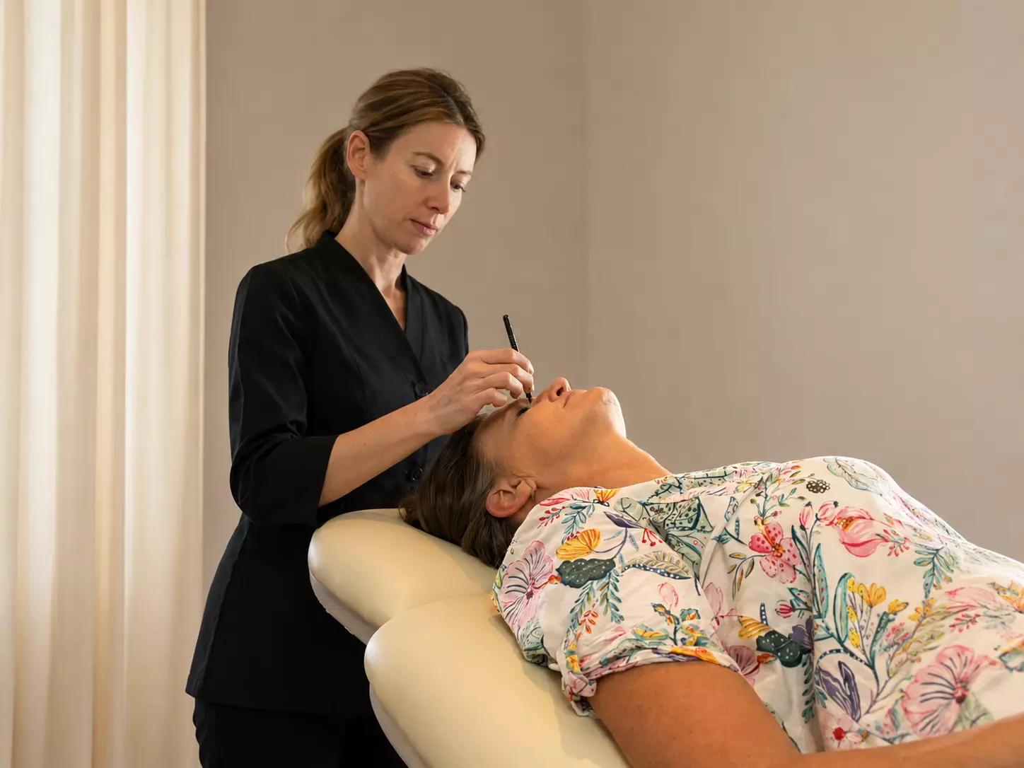 Dra. Carolina de Philippis realizando un análisis facial a una paciente